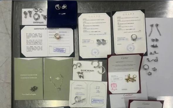 В Шереметьево у прибывшей из Дубая россиянки нашли контрабанду на 36 млн