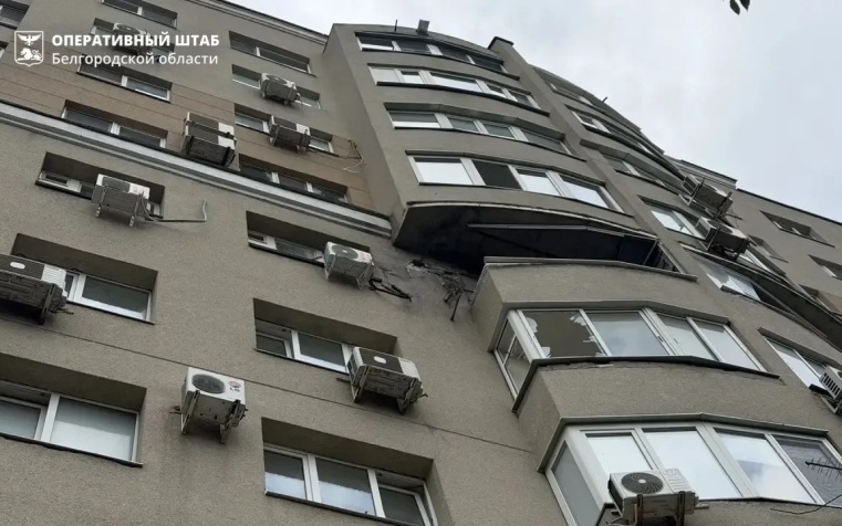 В Белгороде дрон ВСУ влетел в многоэтажку, повреждены фасад и остекление