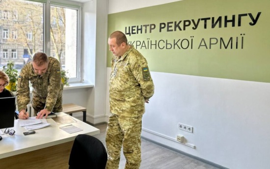 ТЦК выманили украинца из дома анонимным звонком о доставке и вручили повестку