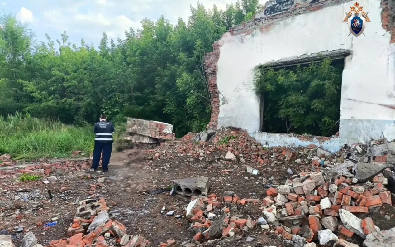 Стена заброшенного здания в Омске рухнула и насмерть придавила подростка