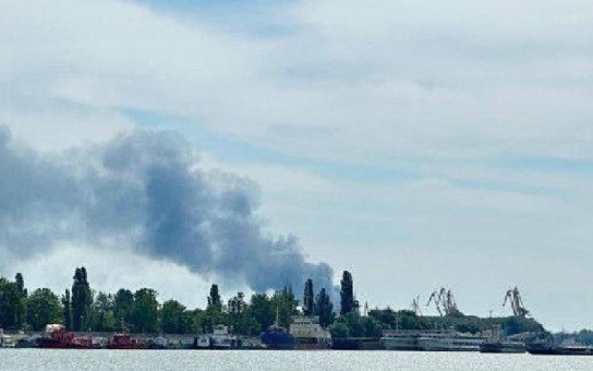 МО РФ: в порту Николаев поражены два буксира