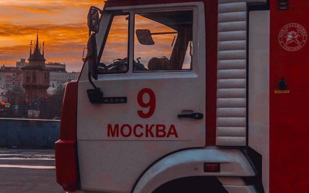 Пожарные тушат возгорание в ангаре в Москве на площади до 3 тысяч "квадратов"