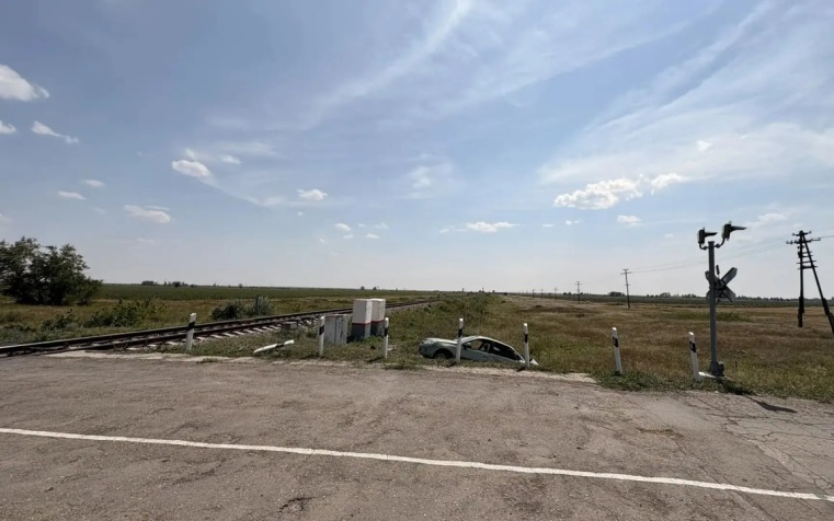 В Саратовской области поезд сбил легковой автомобиль на переезде