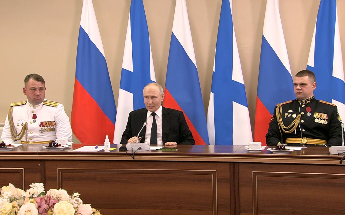 Путин в День ВМФ пообщался с военными моряками