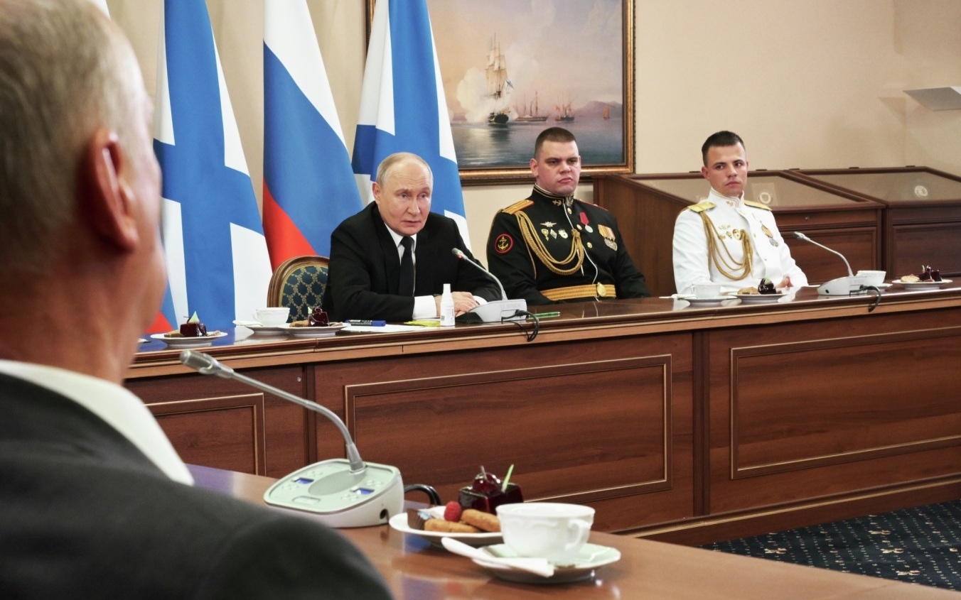 Путин рекомендовал военнослужащим ВМФ соблюдать режим и высыпаться
