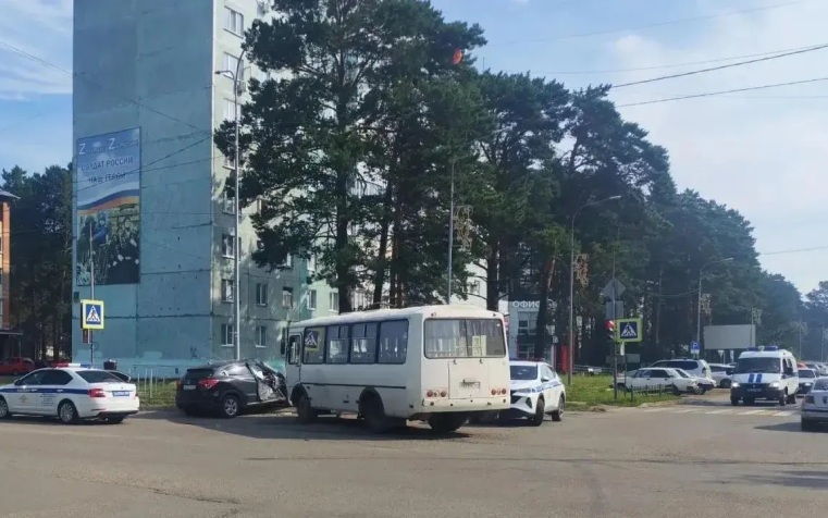 Пассажирский автобус попал в ДТП в Красноярском крае, два человека пострадали