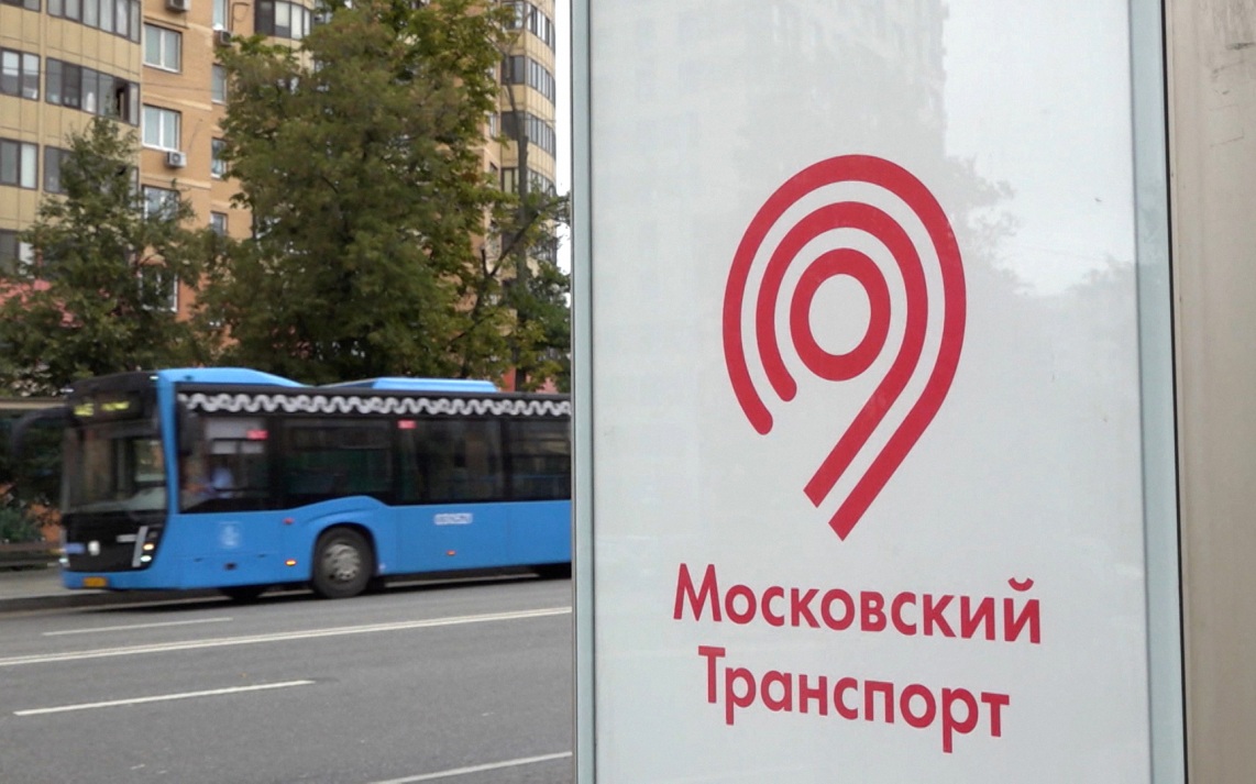 Пассажирский автобус врезался в дерево на юге Москвы, пострадали 17 человек