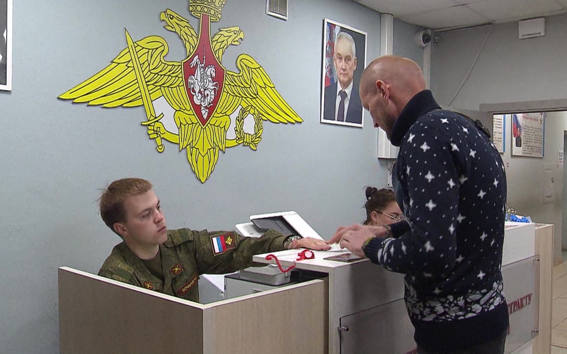 Контракт с Минобороны РФ за полгода подписали примерно 200 тысяч человек