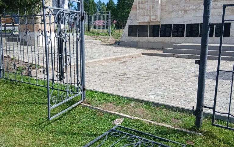 В Туве дети 11 и 12 лет повредили освещение возле мемориального комплекса