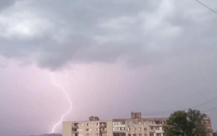 В Уфе молния попала в многоквартирный дом