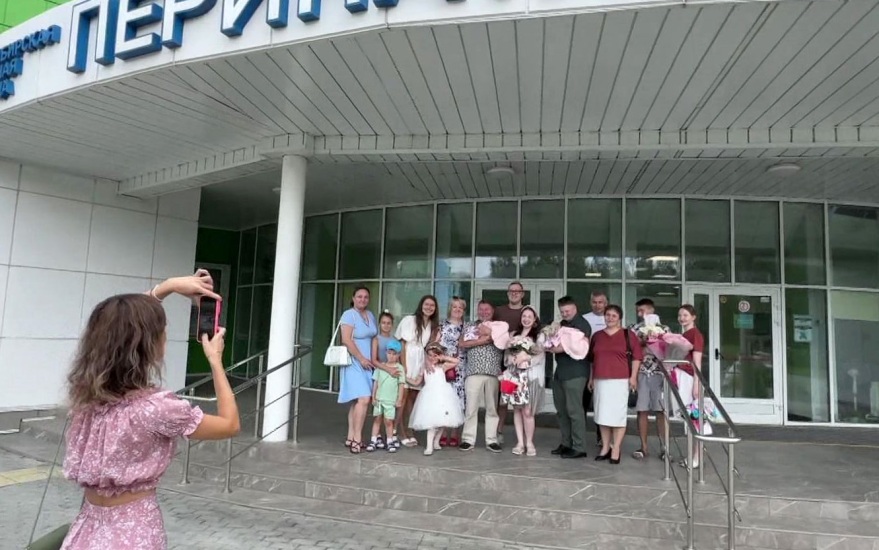 "Мама с папой постарались": редкую тройню выписали из новосибирского роддома