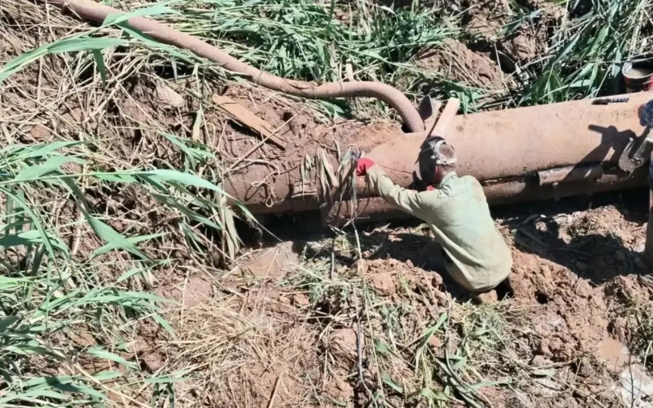 Жители города в Астраханской области остались без воды из-за прорыва трубы