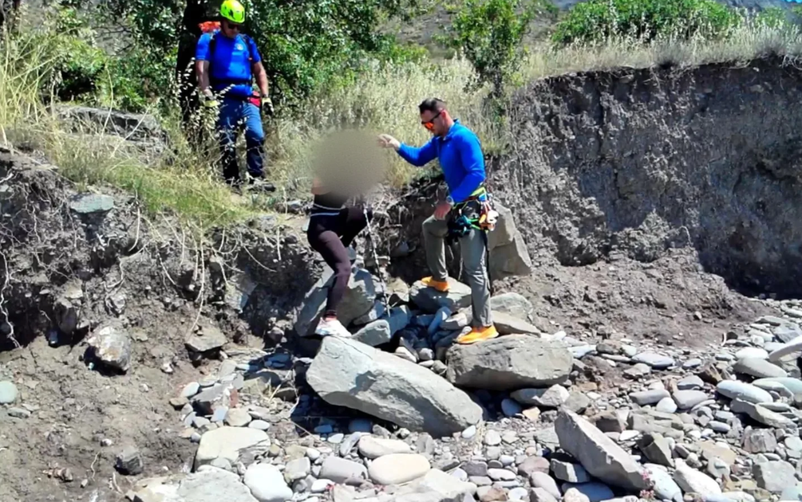 В Крыму спасатели помогли двум туристкам, сбившимся с пути на горе Папая-Кая