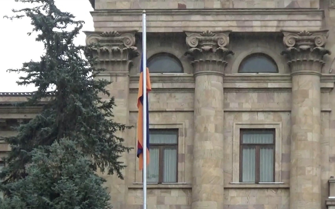 Заседание нового парламента Армении началось со скандала из-за католикоса