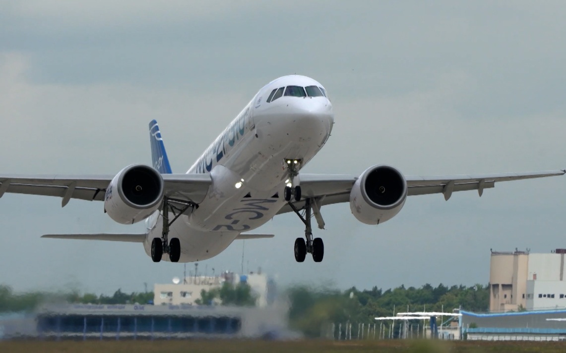 Серийный импортозамещенный самолет MC-21 впервые поднялся в воздух