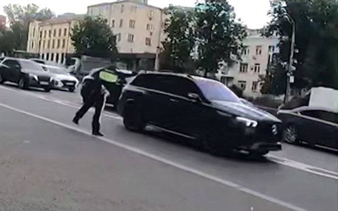 Женщина на иномарке без госзнаков устроила погоню с сотрудниками ДПС в Москве