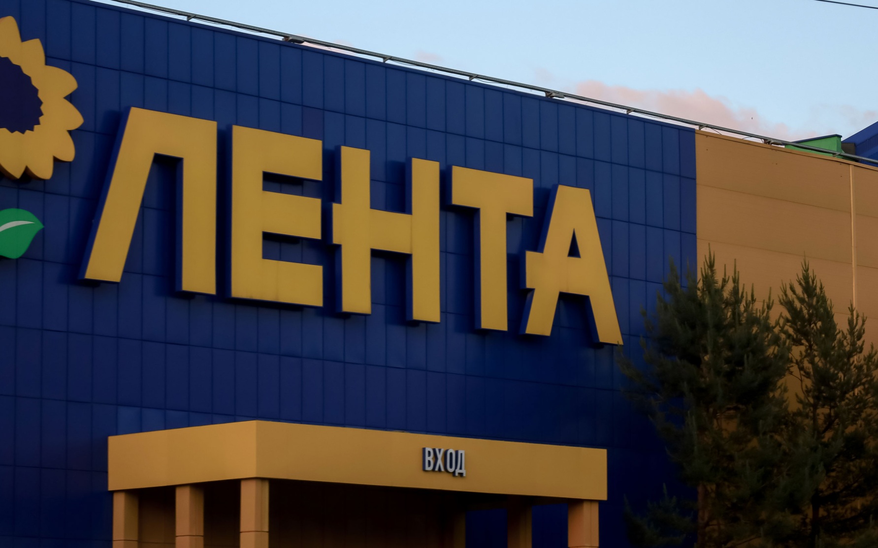 Распределительный центр "Ленты" загорелся во время атаки БПЛА на Ленобласть
