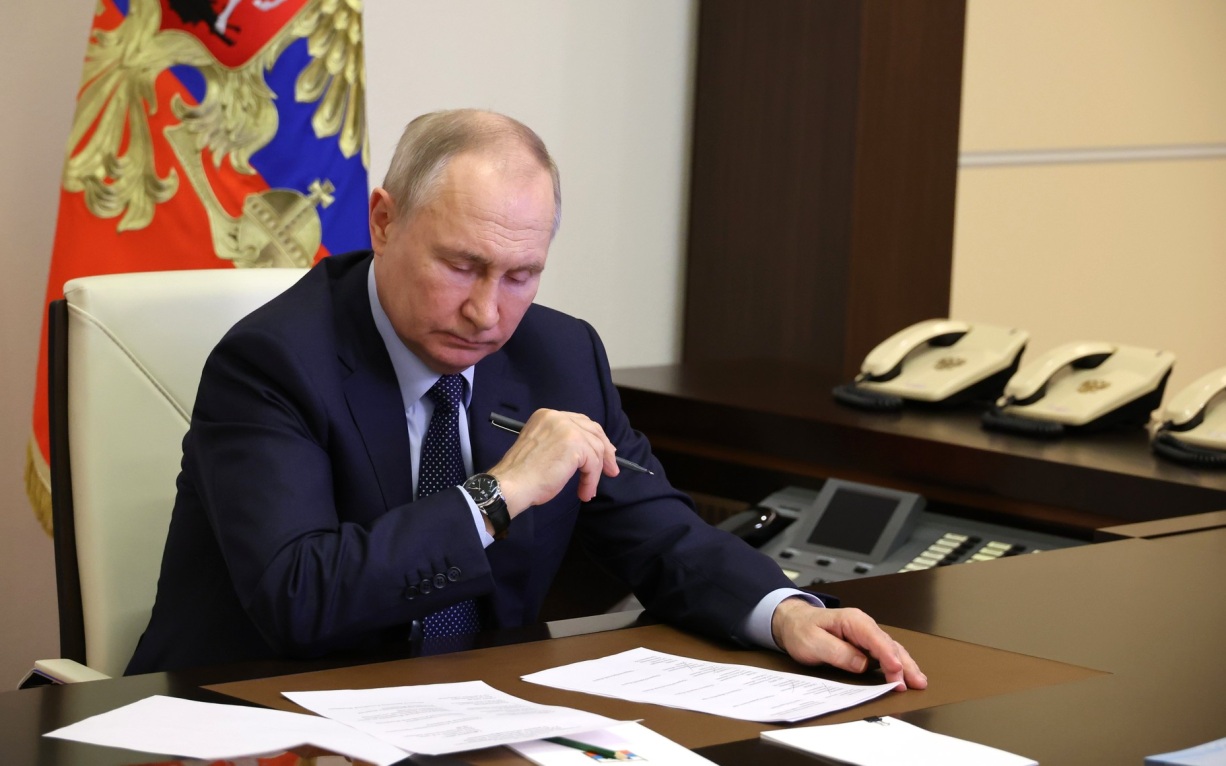 Путин подписал законы об ограничениях для скрывающихся от наказания релокантов