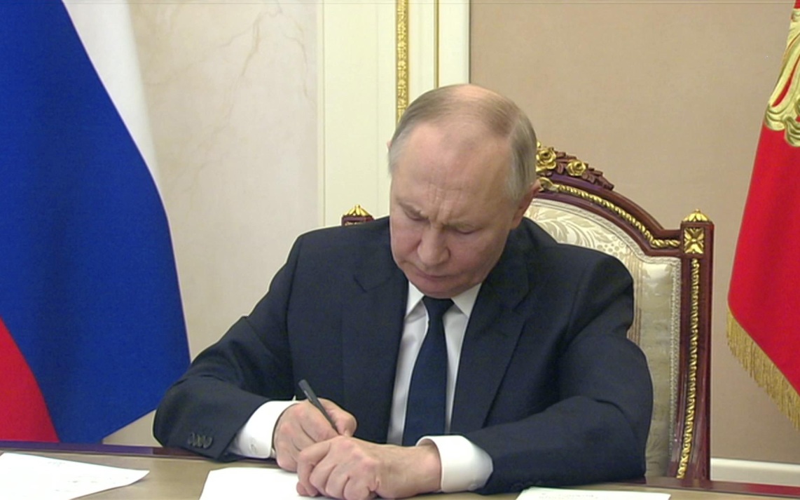 Путин исключил физлиц из спецрежима расчетов с недружественными странами