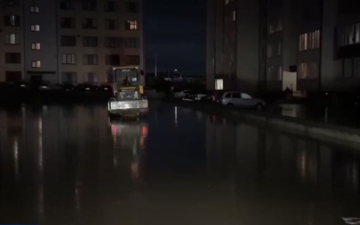 В Нальчике из-за сильного дождя затопило припаркованные машины