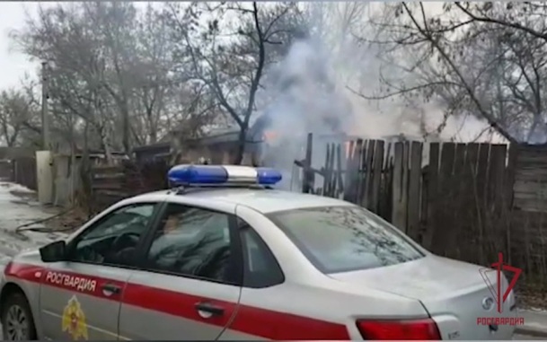 В Забайкалье росгвардейцы потушили дом с маленькими детьми