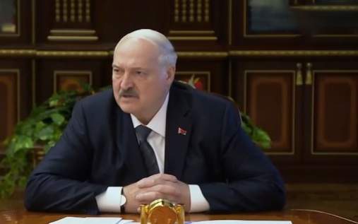 Лукашенко поручил повысить уровень жизни в деревнях