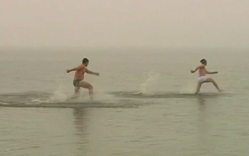 Врач Уланкина предупредила об опасности купания в холодной воде в жару