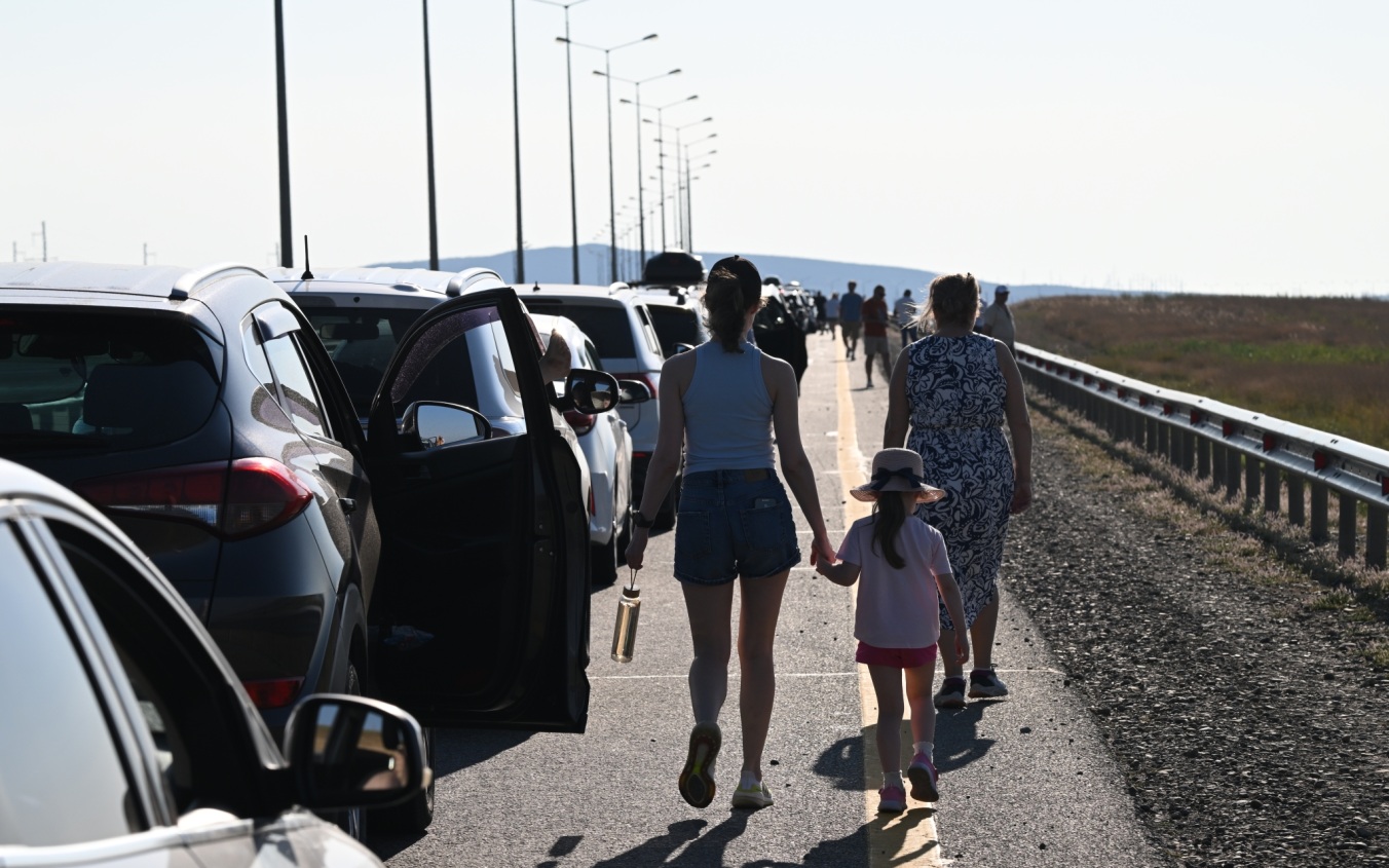 В очереди перед Крымским мостом стоят 400 автомобилей