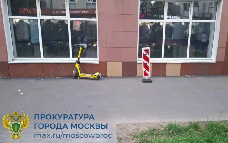 В Москве водитель электросамоката сбил на тротуаре 3-летнего мальчика