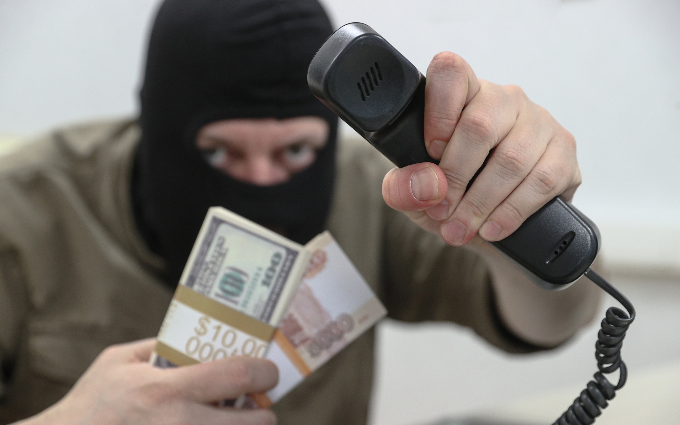 В МВД рассказали, под какими предлогами аферисты звонят россиянам