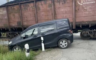 В Курганской области грузовой поезд столкнулся с легковушкой