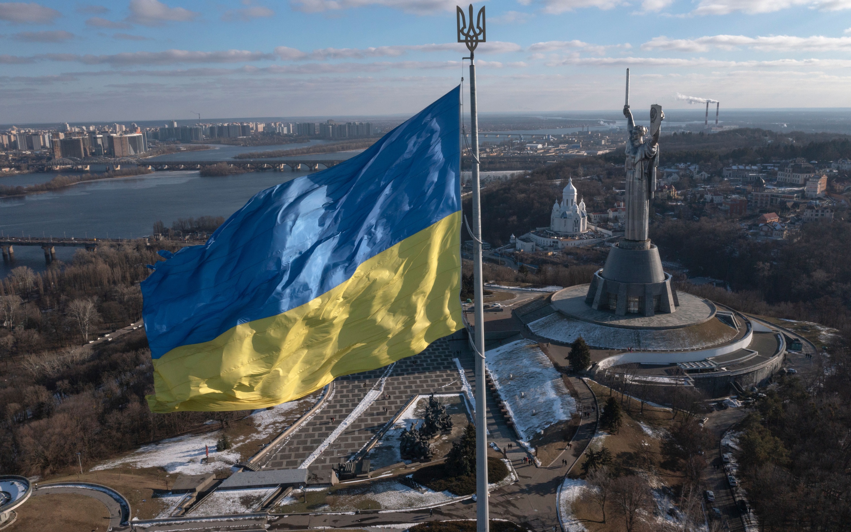 Стало известно, почему украинцы массово покидают страну