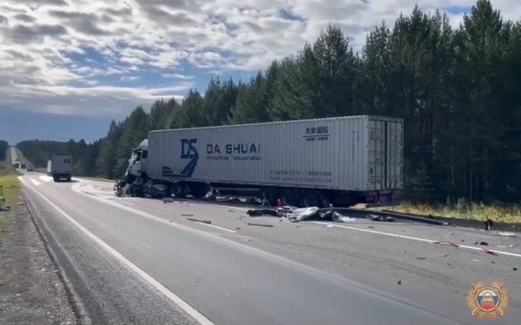 В Иркутской области в ДТП погибли водители грузовиков