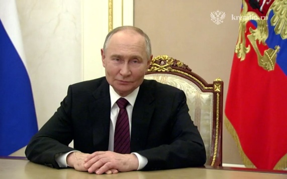 Жители Новосибирска массово вышли на улицы, чтобы встретить кортеж Путина