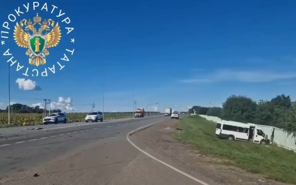 В результате ДТП с автобусом и легковушкой в Татарстане пострадали 13 человек