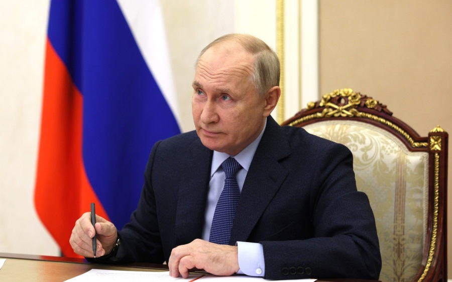 Путин шутливо отреагировал на просьбу Ковальчука продолжить доклад