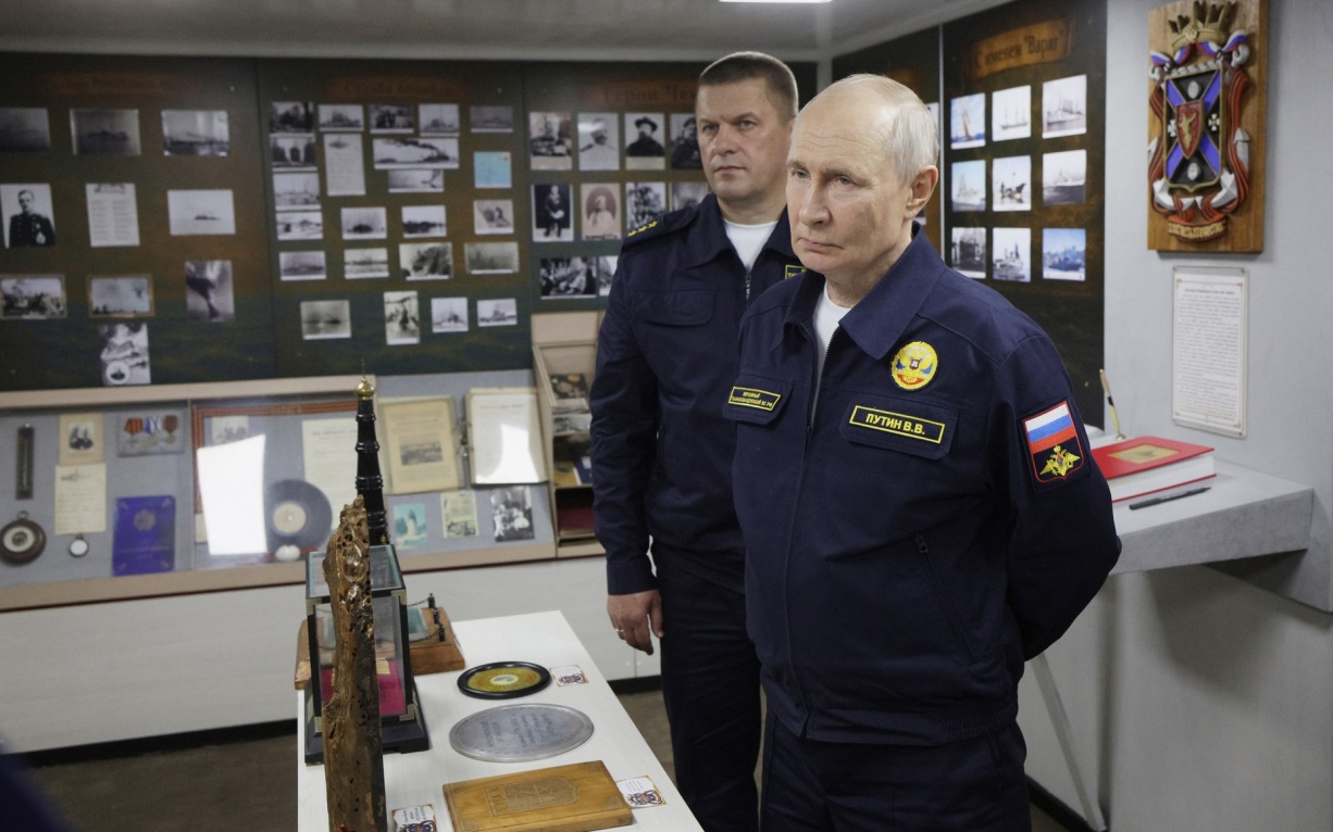 Путин осмотрел гвардейский ракетный крейсер "Варяг"