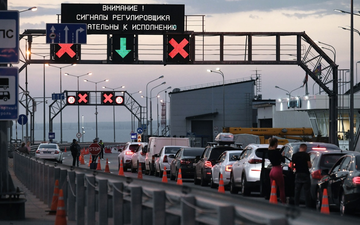 На Крымском мосту перекрыто движение автомобилей