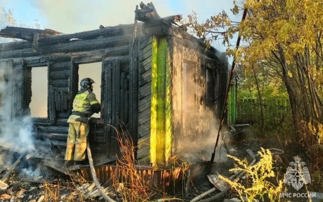 В Башкирии при пожаре в бревенчатом доме погибли двое пенсионеров