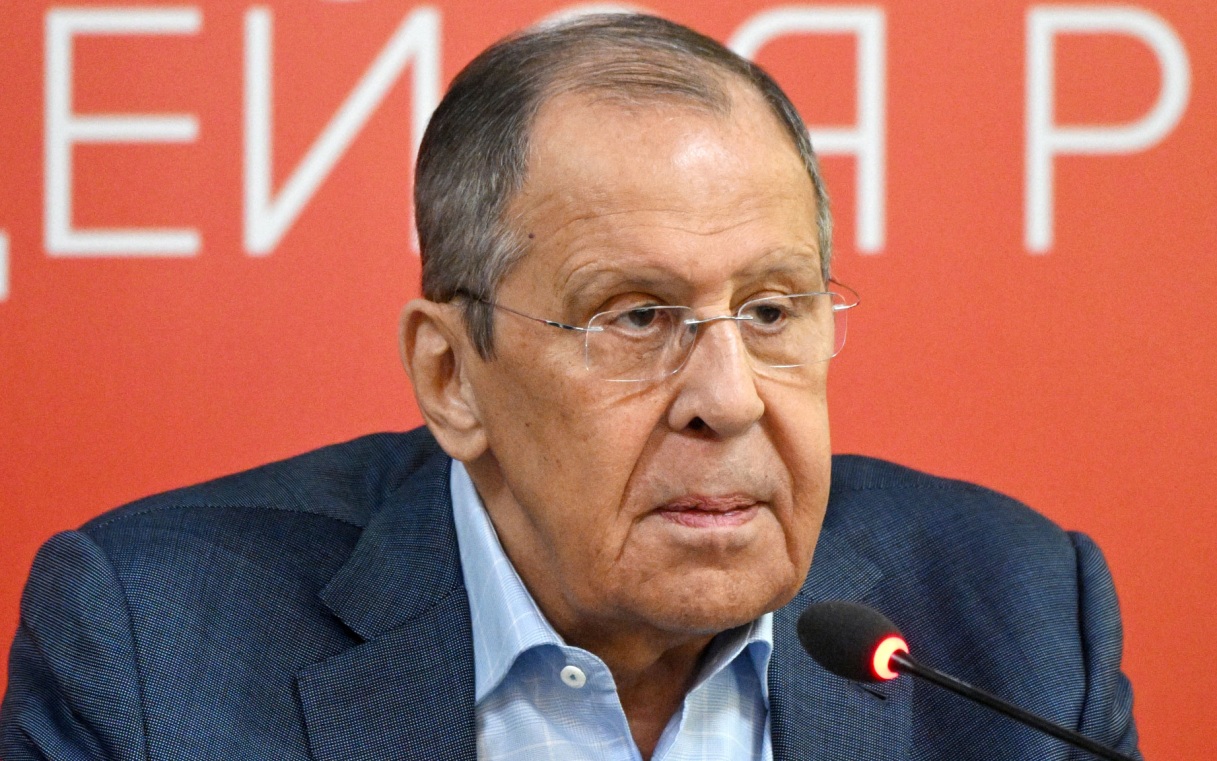ЕС продает конфискованные с судов грузы, а прибыль отдает Киеву, заявил Лавров