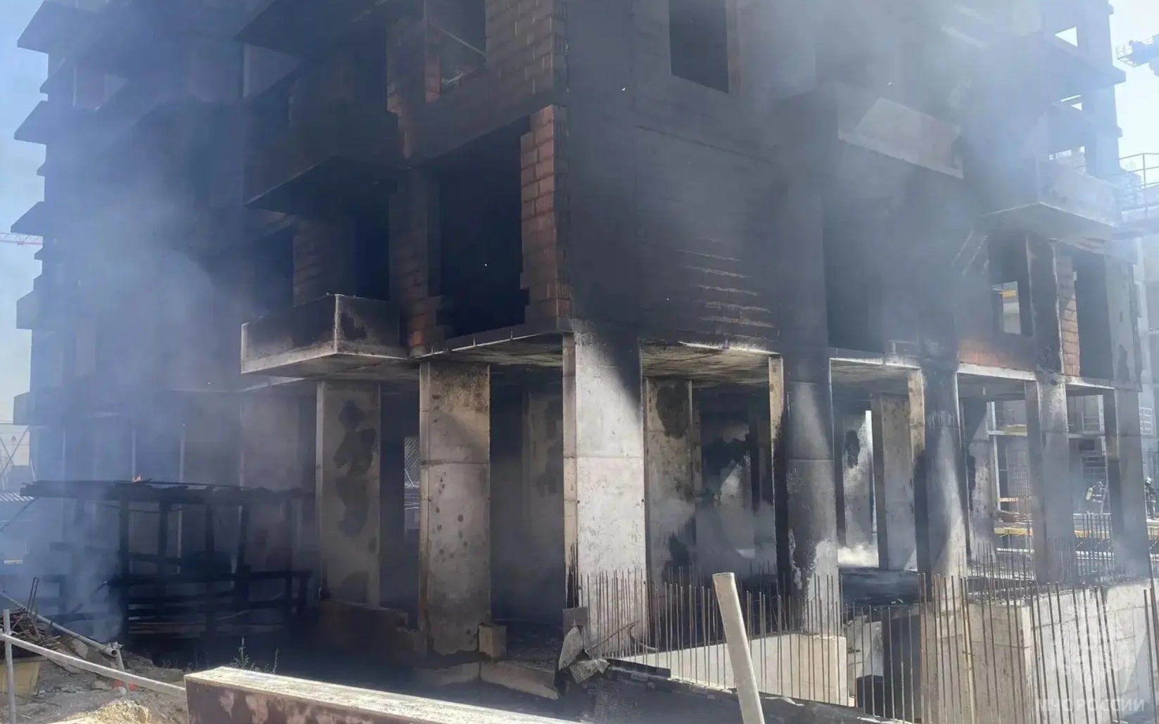 Сильный пожар возник на стройке ЖК в Омске