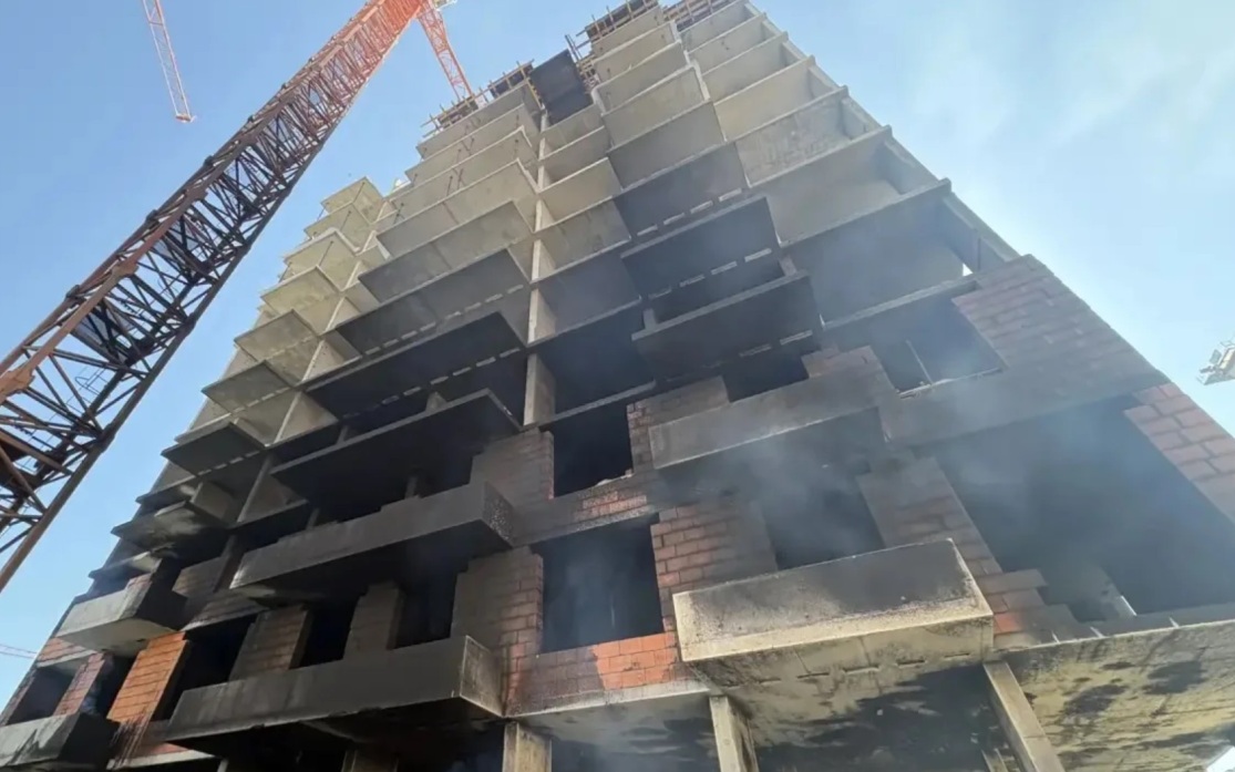 При пожаре на стройплощадке в Омске пострадали три человека