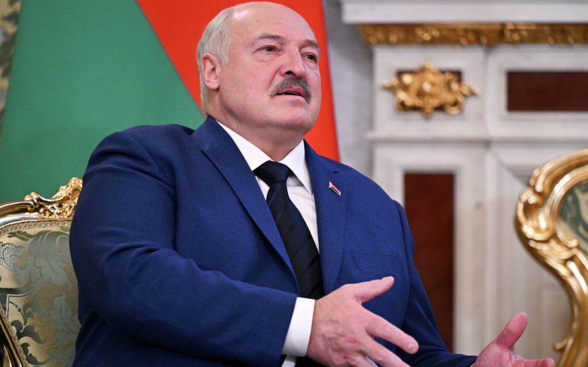 Лукашенко подарили улей с пчелами