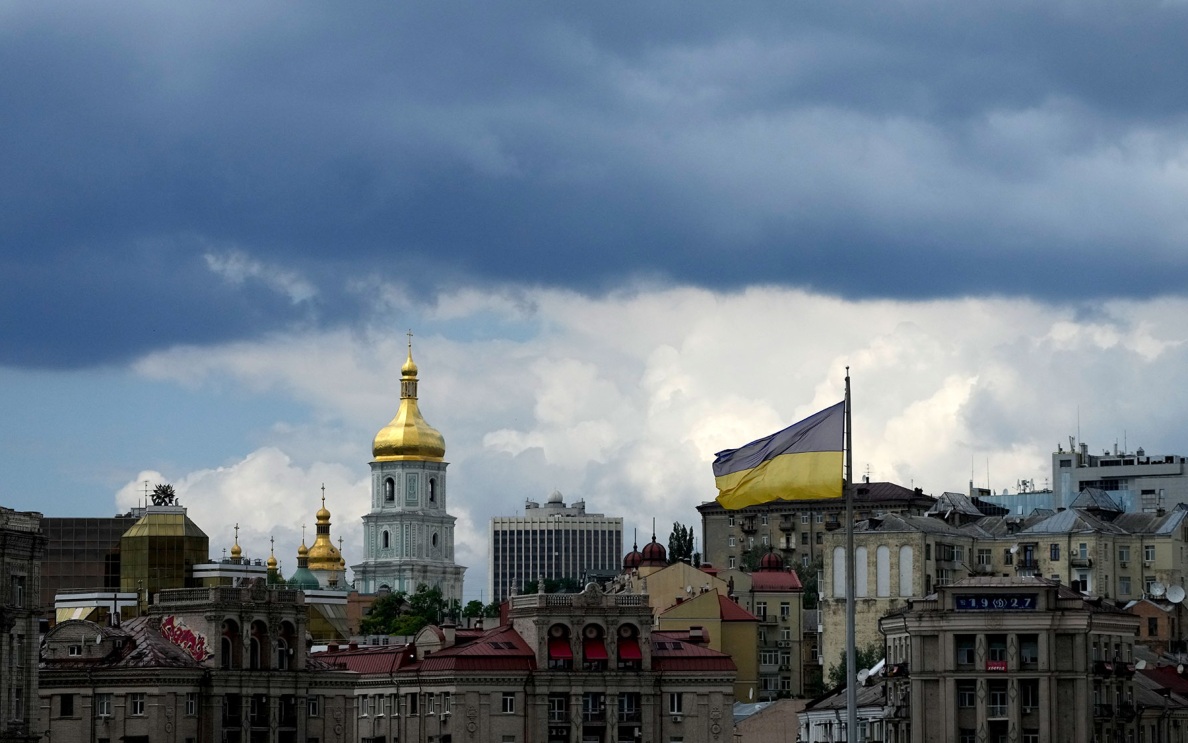 В украинских магазинах стали образовываться очереди, пишут СМИ