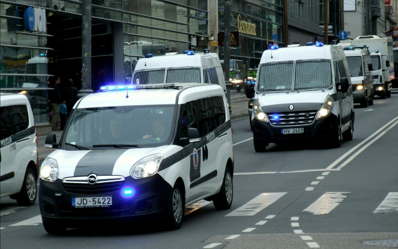 В Латвии проверят полицейских за разговор на русском языке