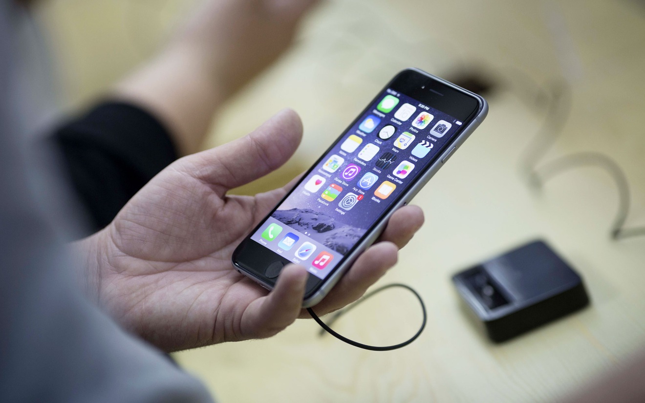 Россияне пожаловались на превращение iPhone в "кирпичи"