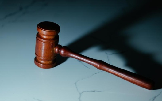 Белгородский житель через суд получил компенсацию от ударившей его девушки