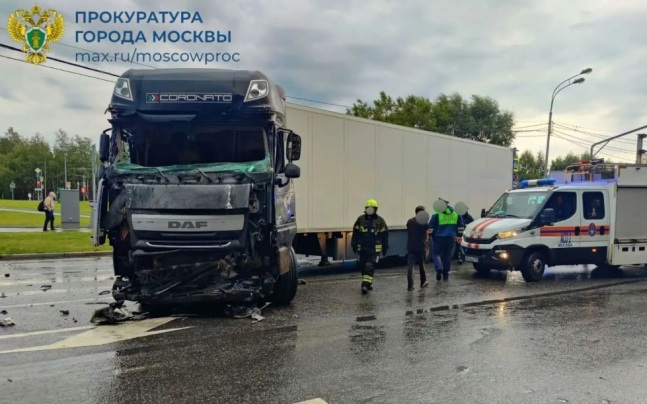 Грузовик столкнулся с рейсовым автобусом на Дмитровском шоссе в Москве