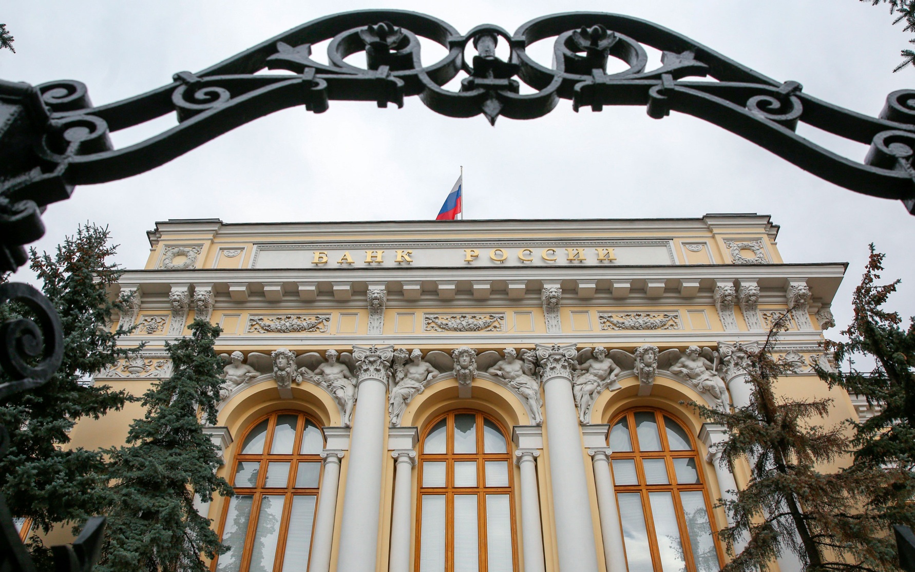 ЦБ РФ впервые почти за год поднял курс доллара выше 85 рублей