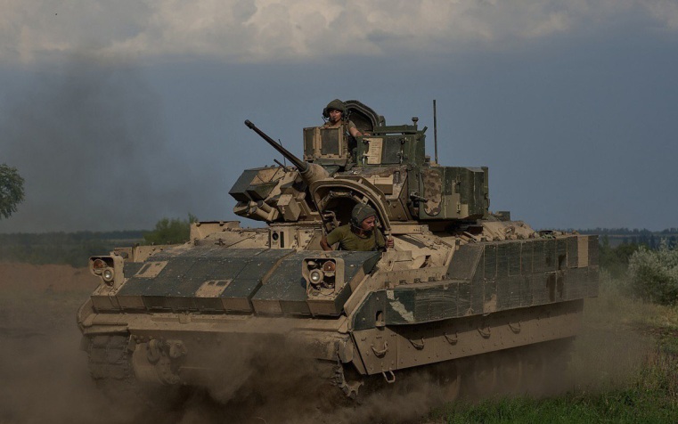 США будут поставлять на Украину бронемашины Bradley в неполной комплектации